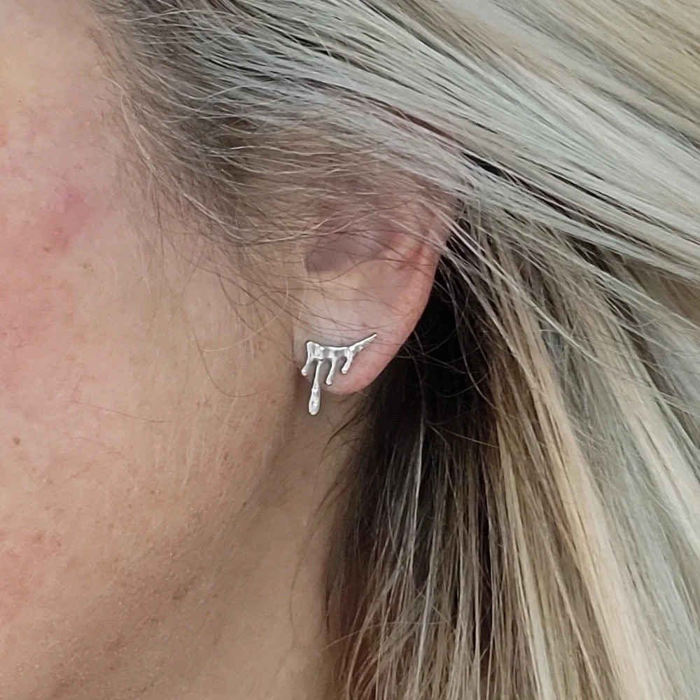 OIL DRIP SMALL CRAWLER STUD EARRINGS